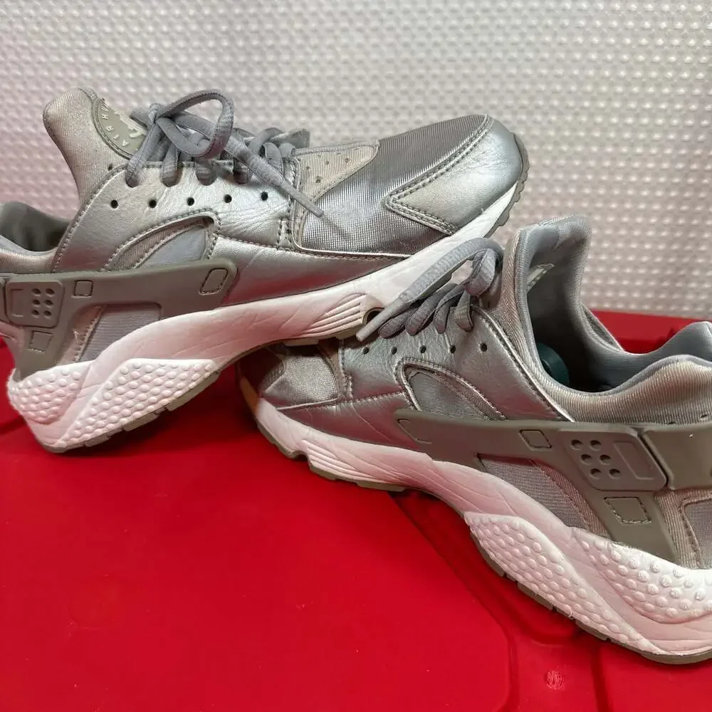 Nike Air Huarache Run SE Women's Metallic Silver Sneakers